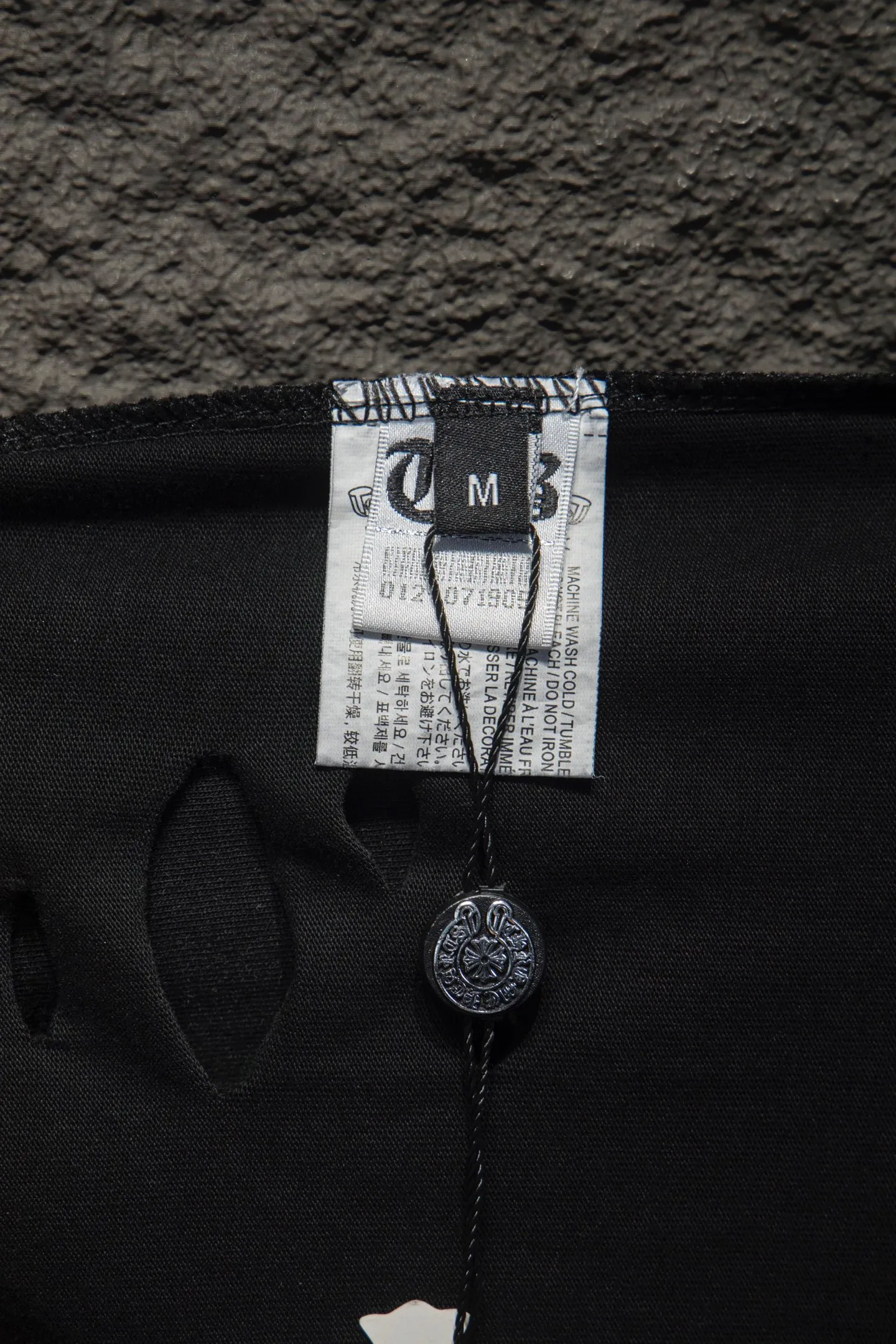 P200 🆕Chrome Hearts os version is really charming and Chrome Hearts is really a must-have. Each season's new version is made to the extreme. It is very practical and can be worn casually. Nice✔️ - ⚠️100% cotton. Made of 32-count double yarn, 260-gram weight fabric and imported knitted carded cotton. The thickness is moderate, drapey and contoured, and the upper body is comfortable! ! It is very tolerant to fat body types and can instantly lose five pounds after wearing it!  Front panel #Back panel Simple elements# The English letters are arranged artistically. Imported Tajima high-density heavy-duty embroidery technology. The font is three-dimensional and full. The letters are embroidered by imported machines after adjusting according to the original details. The thickness is moderate. The hardware is imported hardware accessories. The body is washed, fried and frayed, and hand-made elements are added, which greatly increases the interest of the clothing; unique visual effects. The special fraying effect creates a unique distressed effect. The addition of handmade elements to the body greatly increases the interest of the clothing; it has a unique visual effect. After special fraying effect treatment, a unique distressed effect is formed. An irregular hem is added to the version. This year, Crow Heart is focusing on the version. In the past two years, the oversize version has become the focus of the trend. It has also been a popular staple in the past two years. The change of designers has made this brand an instant hit. The progressive fashion of the times also needs the blood impact of fresh elements and trendy designs in order to continue its glory! It’s stylish both inside and outside, a must-have for high street travel! An absolute "eye-catching style" that can match couples 💏 Color: washed black, fried gray Size: S M L XL